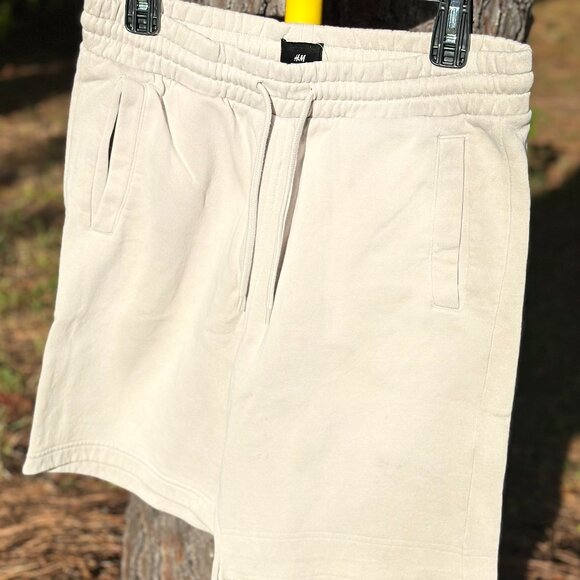 H&M Men's Regular fit medium beige sweatshorts - Picture 1 of 3